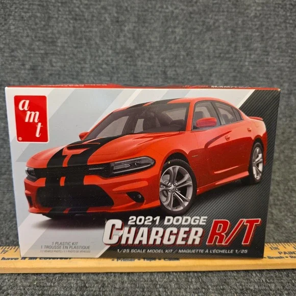 AMT 2021 Dodge Charger‎ R/T 1/25 Plastic Model Car Kit New Red 144 Parts Skill 2
