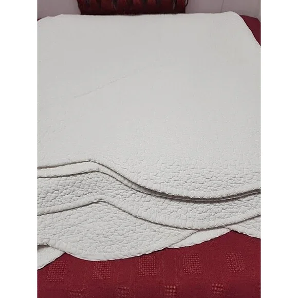 PotteryBarn Matelasse Bedspread White Quilted Medallion Design Queen Cottagecore
