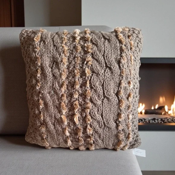 POTTERY BARN Chunky Cable Knit Neutral Faux Fur Throw Pillow Cover 24”x24”