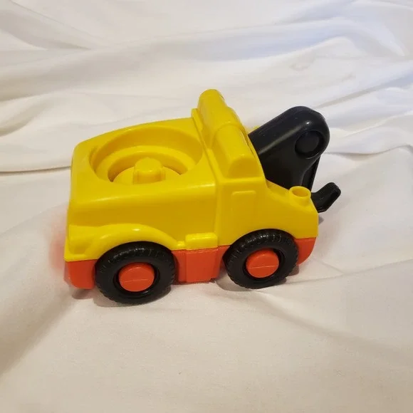 Fisher Price Little People Yellow Vehicle Tow Truck Sounds‎ Hitch Untested