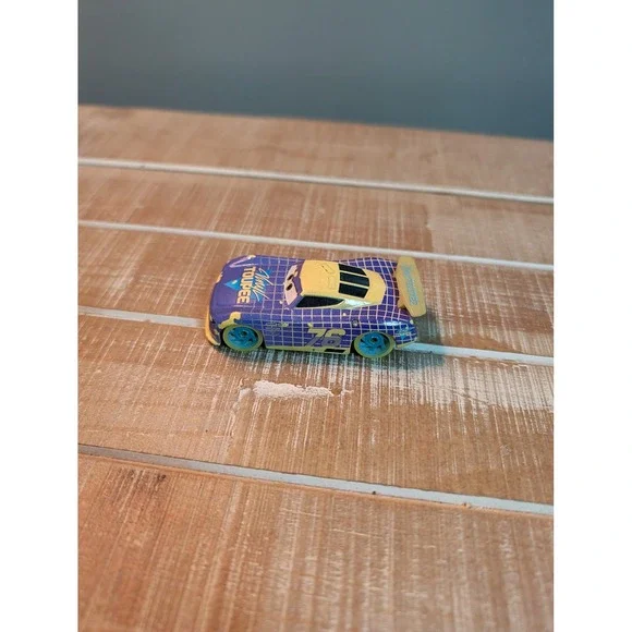 Disney Pixar Cars Vinyl‎ Toupee #76 Next-Gen Diecast Mattel FGD71 Purple Yellow
