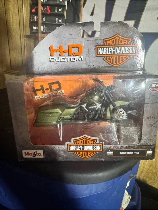 Harley-Davidson H-D Custom Green Motorcycle Toy by Maisto