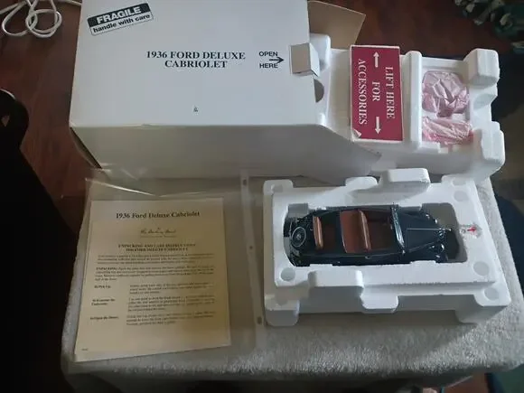 Danbury Mint 1:24 Scale Diecast 1936 Ford Deluxe Cabriolet with Box/Title NM