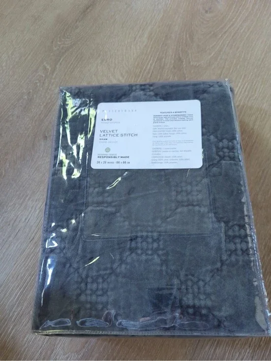 NWT ! Pottery Barn Standard Velvet Lattice Stitch 1-Sham 26”x26