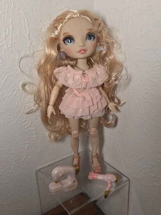 Rainbow High Victoria Whitman Doll Blonde hair Pink Peach Dress With Accessories