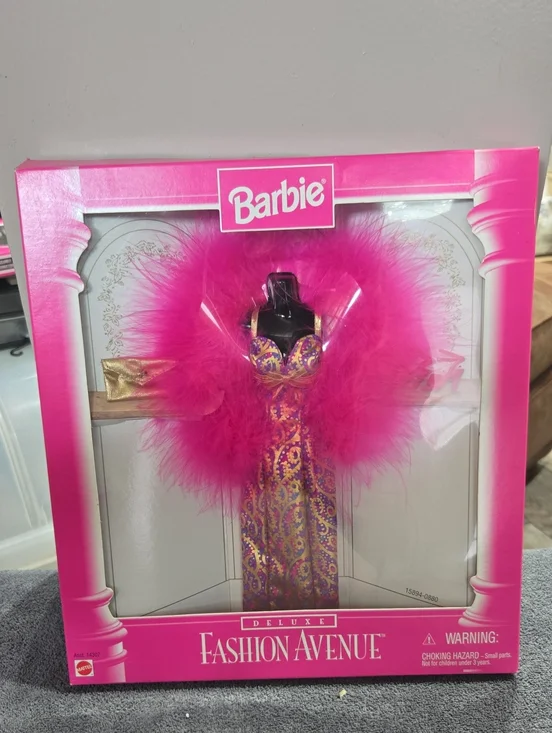 1996 Barbie Deluxe Fashion Avenue Fuchsia Gold Gown & Boa NIB 15894