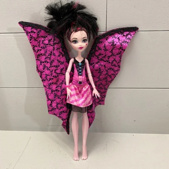 Monster High Ghoul to Bat Draculaura Doll No Shoes Transformation Mattel Goth