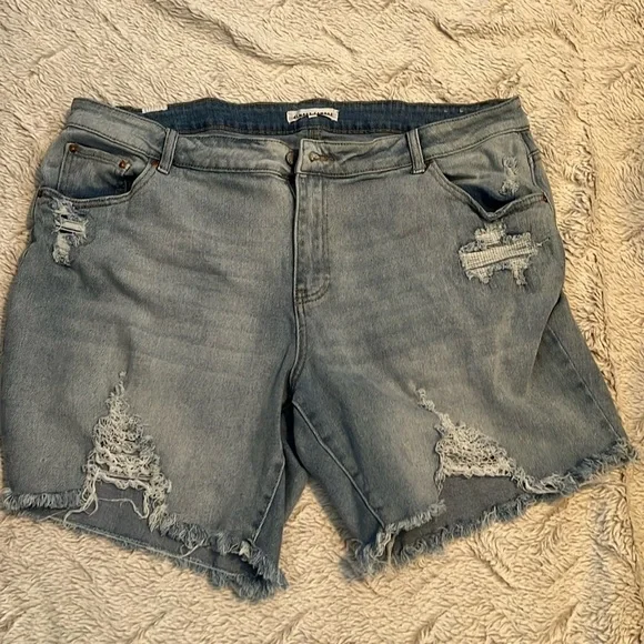 Almost Famous Frayed Hem Shorts Size 20