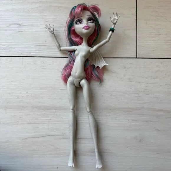 Mattel Monster High Doll Rochelle Goyle - Incomplete Missing 1 Wing & Clothes