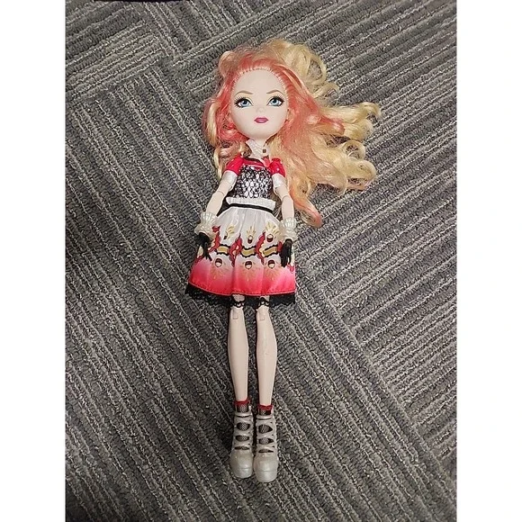 EVER AFTER HIGH HAT TASTIC PARTY‎ APPLE WHITE DOLL