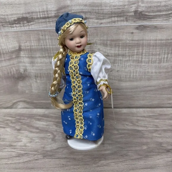 Show Stoppers Children of All Nations Russia Porcelain Doll R769 Original Box