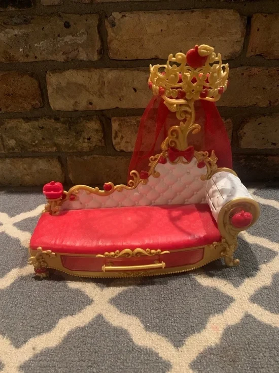 Ever After High Getting Fairest Apple White Fainting Couch