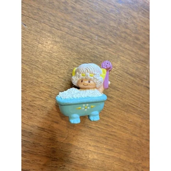 Vintage 1982 Strawberry Shortcake Angel Cake in Bathtub - Mini PVC Figure