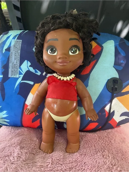 moana bikini Brown Vinyl Girl Doll with Red Top and Cream Bottoms