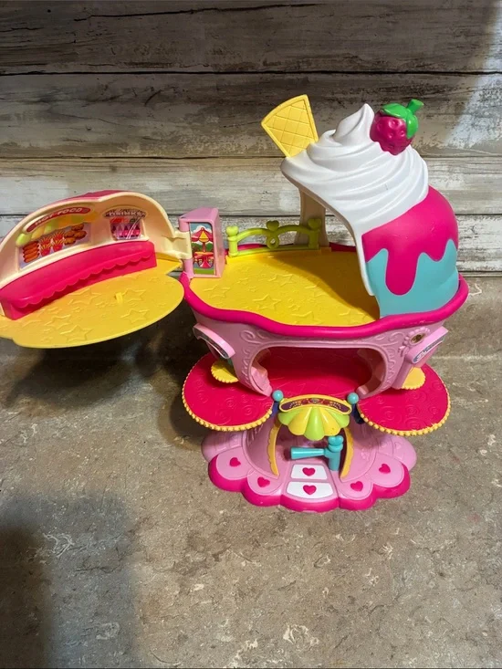 Hasbro 2007 My Little Pony Ice Cream Ponyville Sweet Shop Parlor
