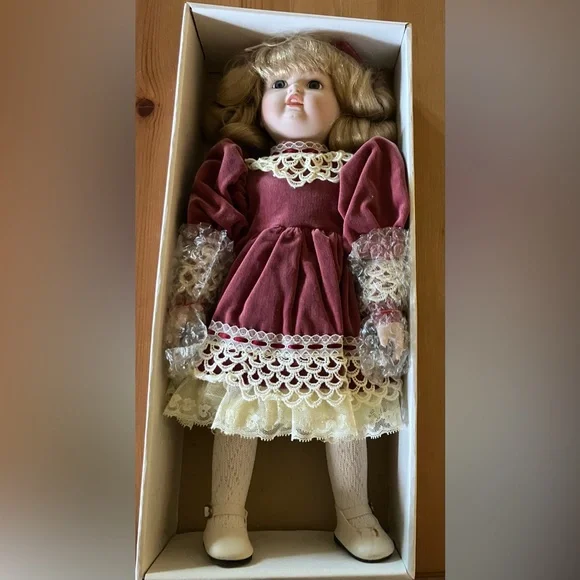 New Vintage Rare 1987 Seymour Mann Porcelain Doll with Dimples & Bow Music Box