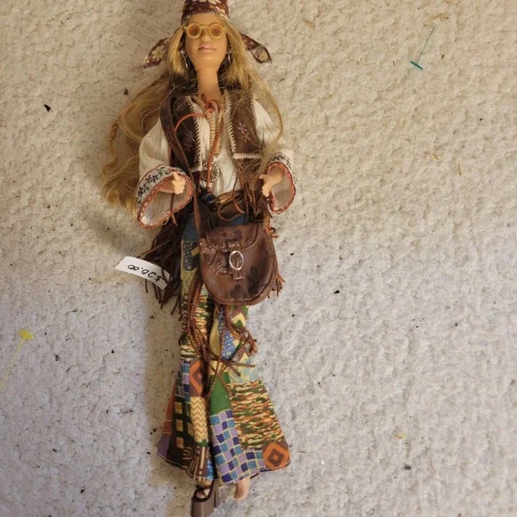 2000 Peace Love 70s Barbie #27677 Collector Doll Outfit Purse Sunglasses Loose