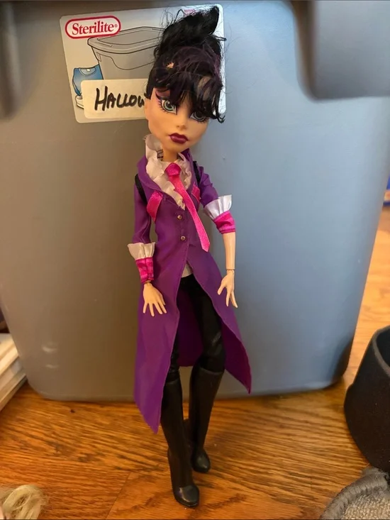 Monster High fashion doll Headless Head Mistress
