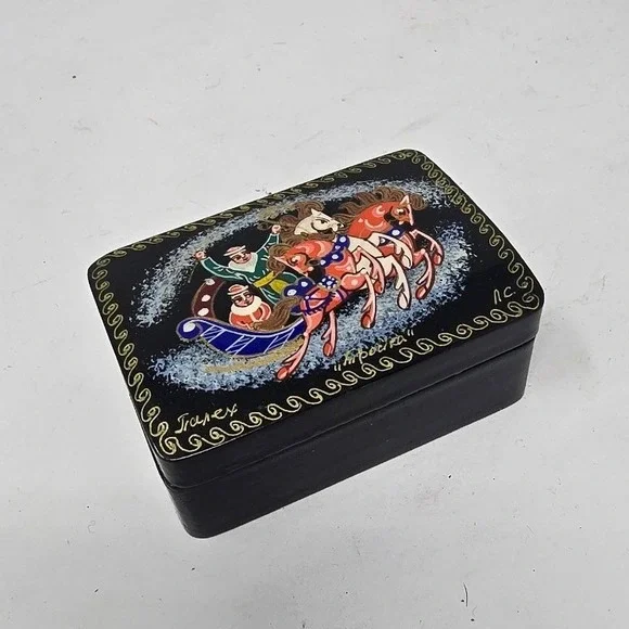 Vtg Russian Lacquer small trinket box hand painted hinged folk art country