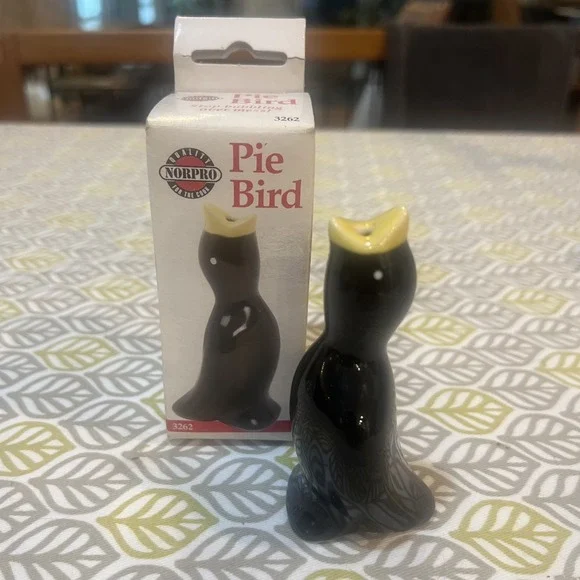 VINTAGE NORPRO THE PIE BIRD W/ ORIGINAL BOX CERAMIC BLACK YELLOW PIE STEAM VENT