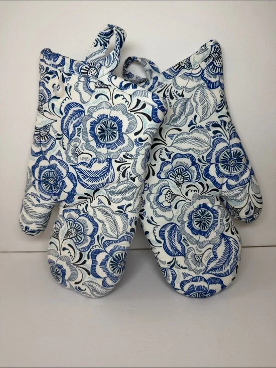 Sur La Table x Pomegranate Caroline Blue Floral Oven Mitt Set of 2 Quilted Cotto