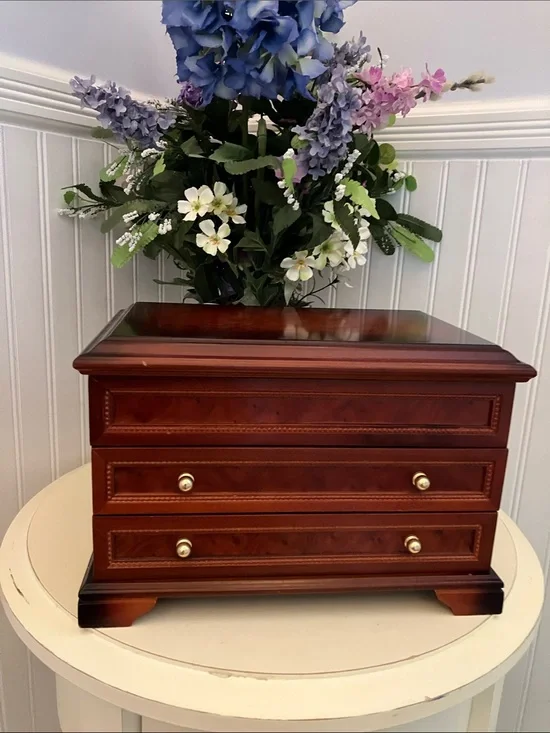 Beautiful Mahogany Jewelry Box With 2 Drawers & Top With Conpartments
