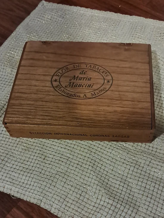 Flor de Tabacos de Maria Mancini Wooden Cigar Box - Brown