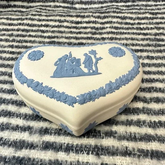Wegwood Vintage Rare White Face‎ Blue Embossed Neoclassical Theme Trinket Box
