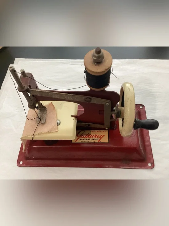 Vtg. 1940s Gateway Engineering Co.  Junior Model Child’s Sewing Machine.