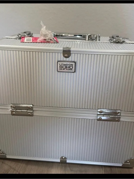 Makeup Beauty Case London SOHO New York New W/Tags Key Included Silver Organizer