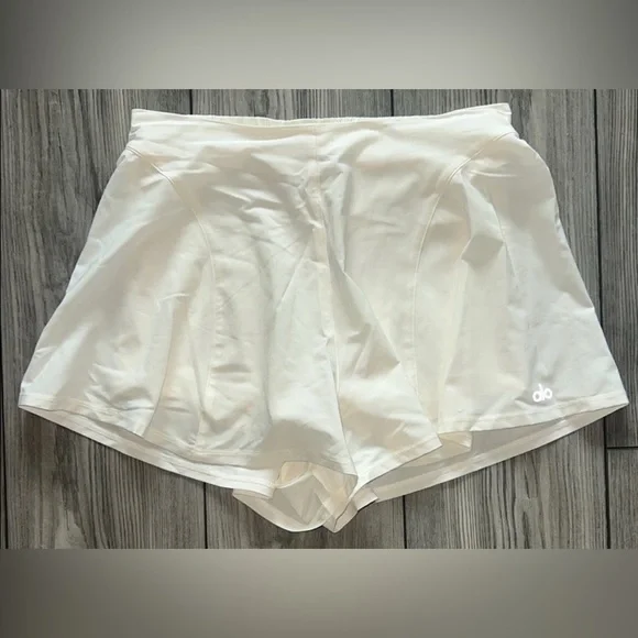 ALO Yoga Cream Athletic Shorts Simple Design