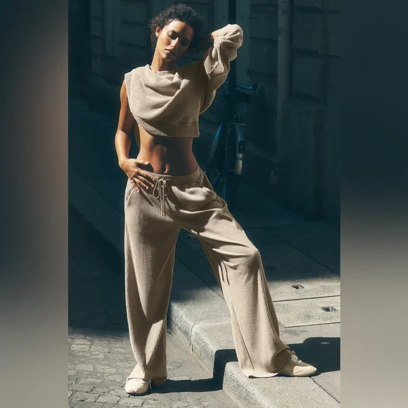 Nwt ALO‎ Yoga Muse wide leg pant