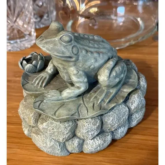 Pale Green Resin Frog Key Hider Hide A Key or‎ Trinket Box w Lid