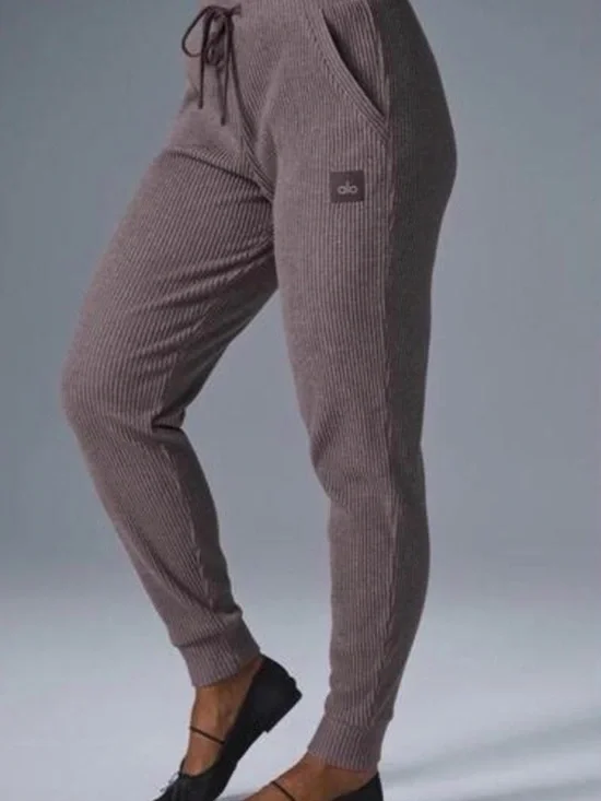 EUC ALO Yoga Muse Ribbed Knit joggers in Raisinette Size XXS
