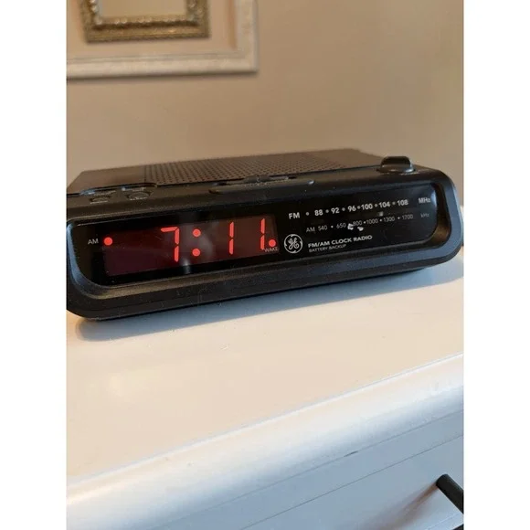VTG General Electric GE Alarm Clock AM/FM Radio 7-4613C Wood Grain Retro WORKS!