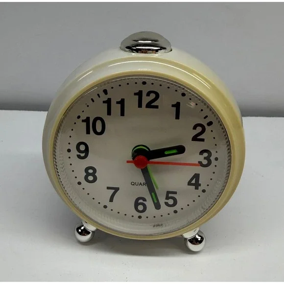Vintage Style Round Quartz Alarm Clock Cream White Chrome Feet Battery Operated