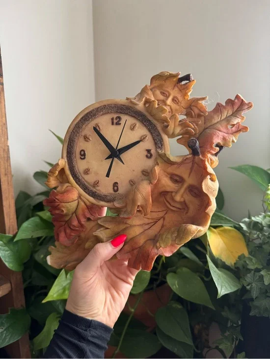 1998 Innovation Vancouver Oak Leaf Face Collection Wall Clock