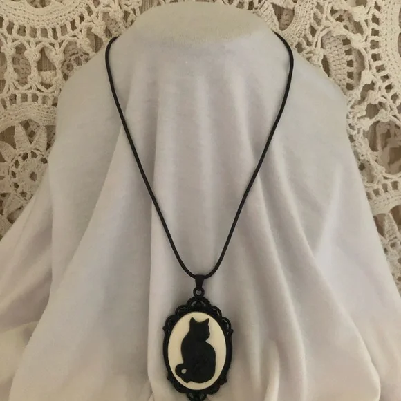 NWT Black Cat Silhouette Pendant Necklace - Classic Cat Jewelry