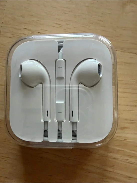 Apple White EarPods with Plug-in Cord and Volume Control