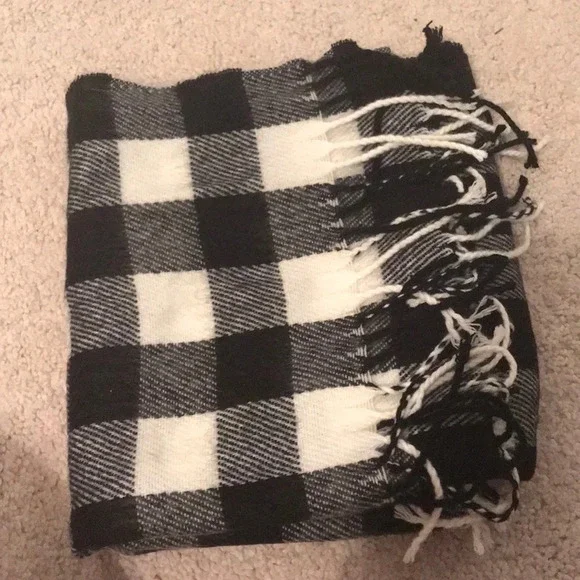 Fuzzy‎ Black and White Scarf
