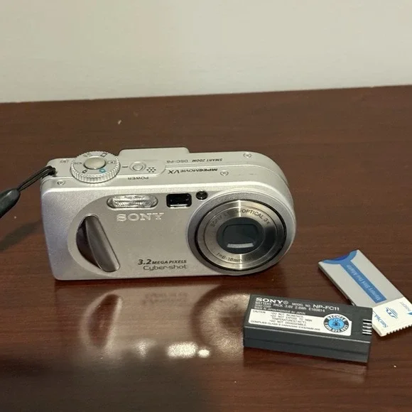 Sony Cyber-shot DSC-P8 3.2MP Digital Camera‎ - Silver 3X OZ Not Working
