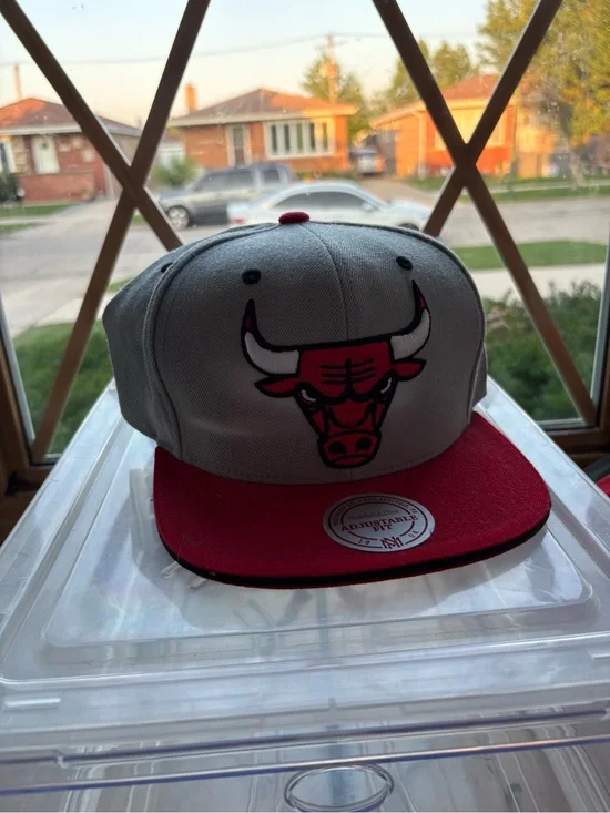Mitchell & Ness Chicago Bulls Gray and Red Snapback Hat