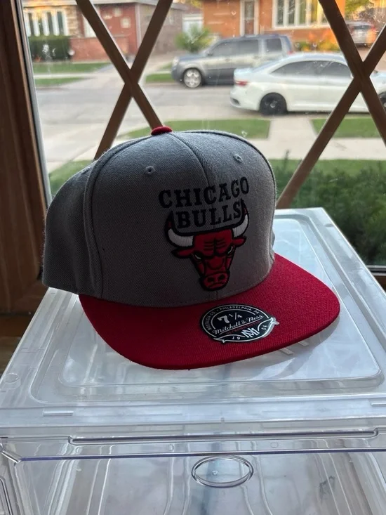 Mitchell & Ness Chicago Bulls Gray and Red Snapback Hat