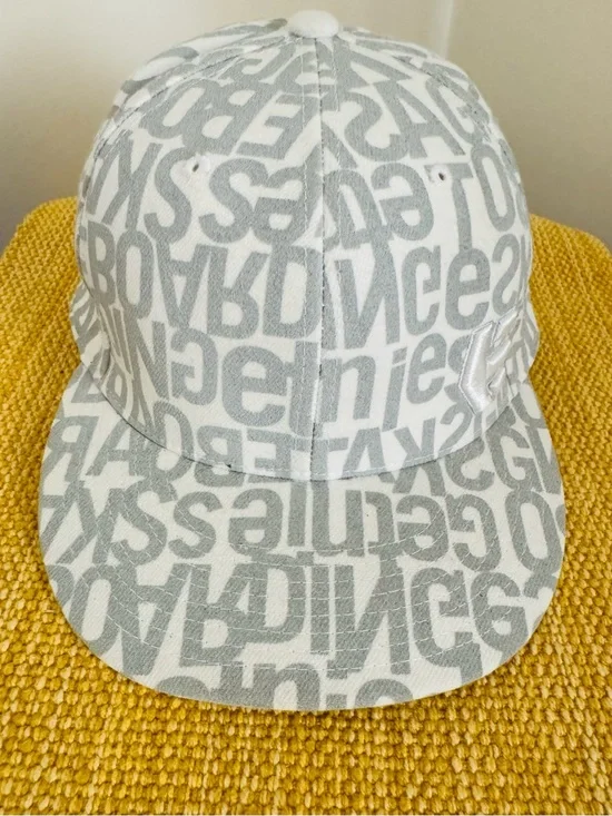 Etnies Men’s Hat with Randon Words and Letters, Size 6-7/8-7-1/4