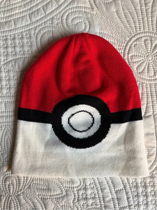 Pokémon Knit Pokéball Beanie