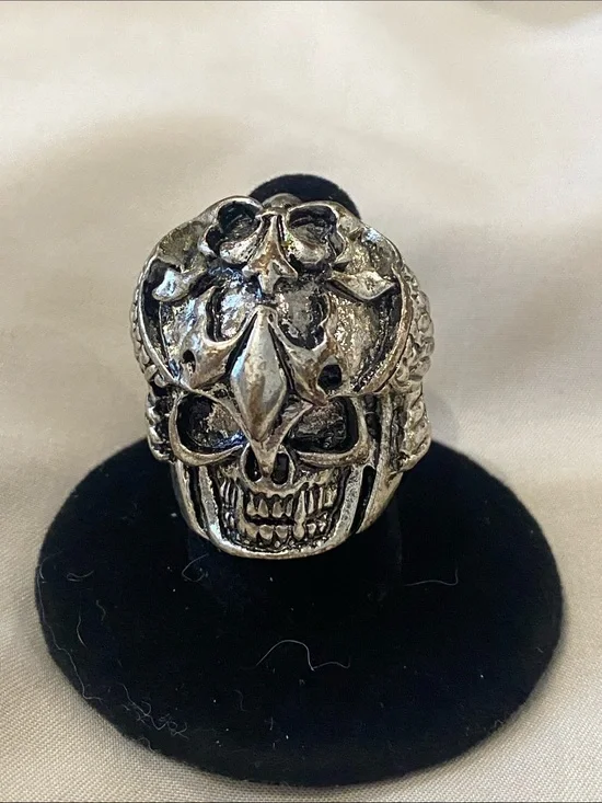 Large skull shape ring. One size