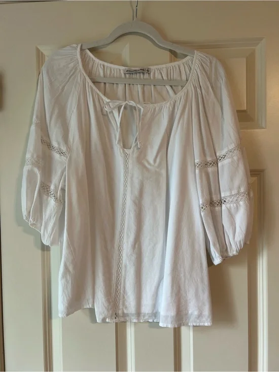 Abercrombie and Fitch Women’s White Peasant Blouse