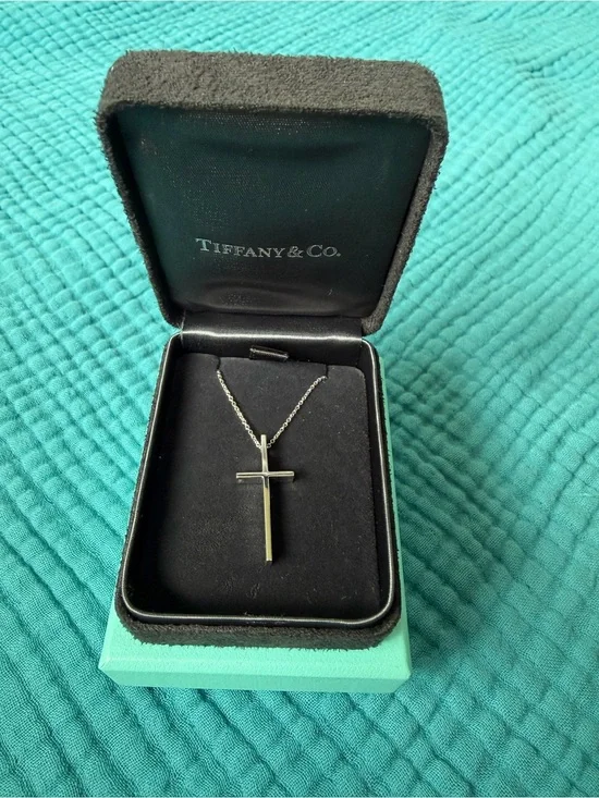NIB Authentic Tiffany & Co. 18k gold Metro Cross Pendant Necklace