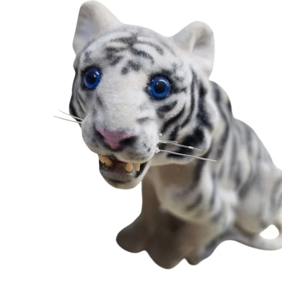 Vintage‎ K&M Velvety Textured White Siberian Tiger Blue Eyes Figure Toy GUC