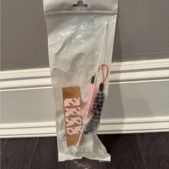 🎊HP🎉 NWT Varram Pet Fitness Interactive Feather Cat Toy with Pink Black Accents